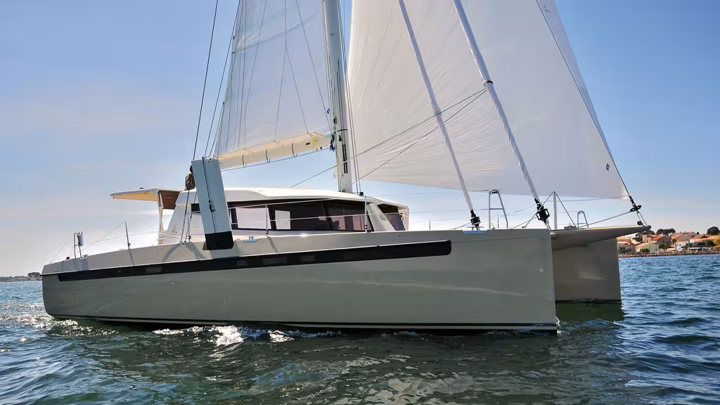 La qualité du composite work (époxy-verre-renforts carbone) et la finition laquée (personnalisée) offrent une touche de séduction supplémentaire au Swiss 48'