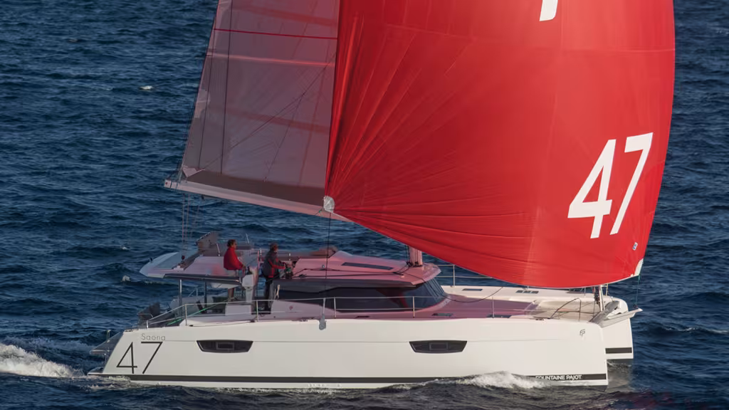 Under maxi asymmetric spi and square-topped membrane mainsail, the Saona 47 expresses Fountaine Pajot’s new character