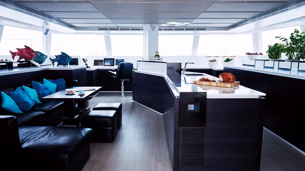 L’espace open salon-cuisine est incroyablement volumineux, et surtout adapté à une vision moderne du charter de luxe. La qualité perçue des matériaux met en évidence ici un pur style italien !