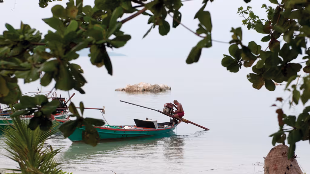 Les long tails sont ces pirogues équipées d'un moteur de voiture sur un arbre long, long, long. Avantage : c'est facile à réparer, et le tirant d'eau est le plus faible possible.
