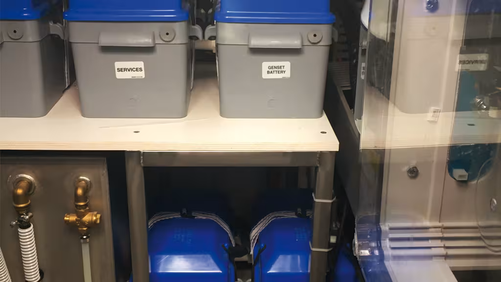 Les batteries modernes au gel ou AGM peuvent être stockées dans des caissons étanches et affectées aux fonctions qui leur sont le plus adaptées : le gel pour le service, et les AGM pour le démarrage moteur et le guindeau. Un répartiteur de charge g