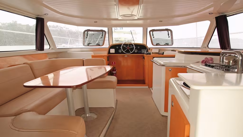 La coursive centrale en T distribue idéalement le carré, la cuisine, la timonerie. Tout est à portée de main, et la circulation est très aisée.