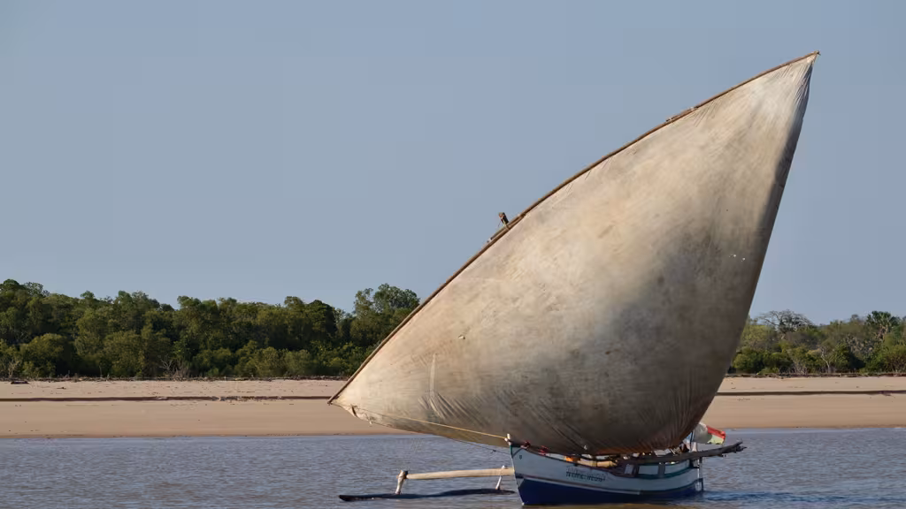 Un boutre en provenance de Mahajanga vient ravitailler le village en produits de première nécessité.