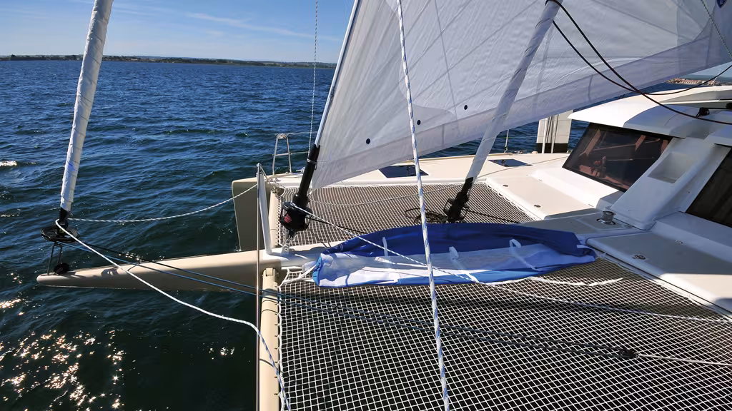 Le gréement de cotre (enrouleurs Harken-stockeur Proengin) est particulièrement bien adapté aux équipages réduits en grande croisière. Les 3 voiles viennent se frapper sur une poutre de compression composite qui intègre le bout dehors. Une très be