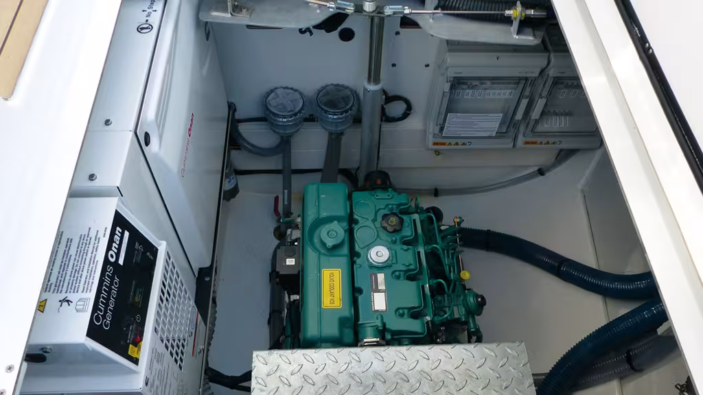 Sur les bateaux récents, le groupe électrogène a pris une place presque plus importante que les moteurs. Un générateur puissant permet de recharger en deux heures un parc batteries conséquent, et limite la perturbation sonore d’autant.