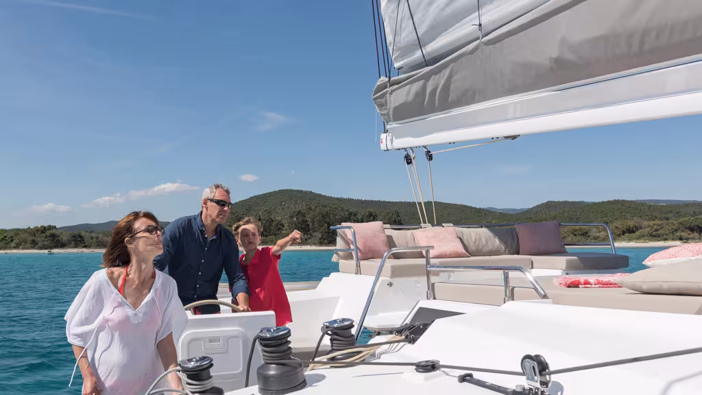 The access to the flybridge is safe and fluid and does not disturb the helmsman: a success! 