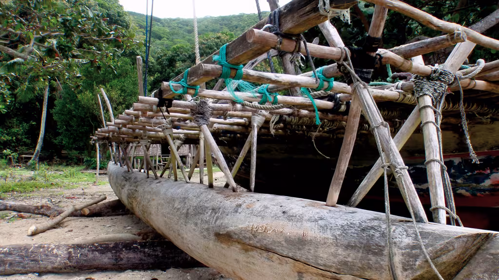 Fixation par ligatures du balancier d’une pirogue des Louisiades. Une technique que ne renierait pas James Wharram !