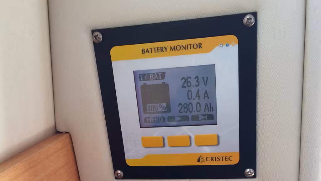 La dépense d’énergie est telle qu’afin de gérer le niveau du parc batteries un gestionnaire devient indispensable, pour voir votre consommation en temps réel. Bien paramétré, il pourra même démarrer le générateur automatiquement avant qu’i