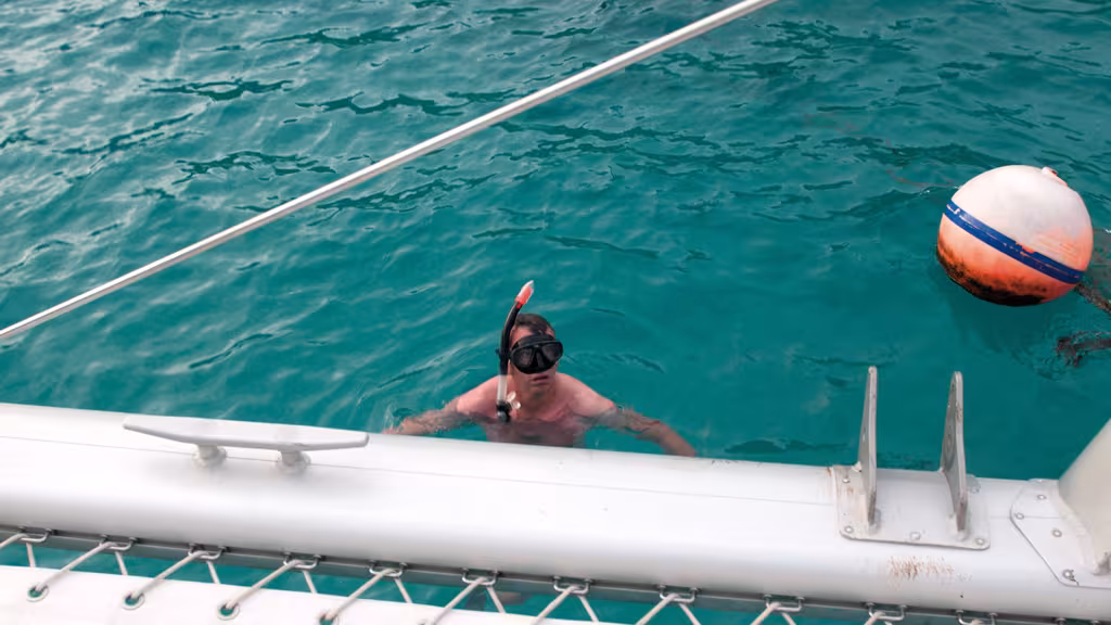 Une bouée pour le mouillage de la nuit ? Mieux vaut plonger pour vérifier à quoi elle est retenue...