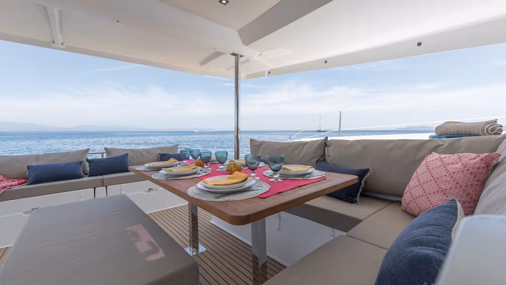 A generous outdoor table for 6/8 guests. The cockpit refrigerator and the integrated grill transform this area which is well protected from the sun and the wind into a delicious "French waterside eatery" 