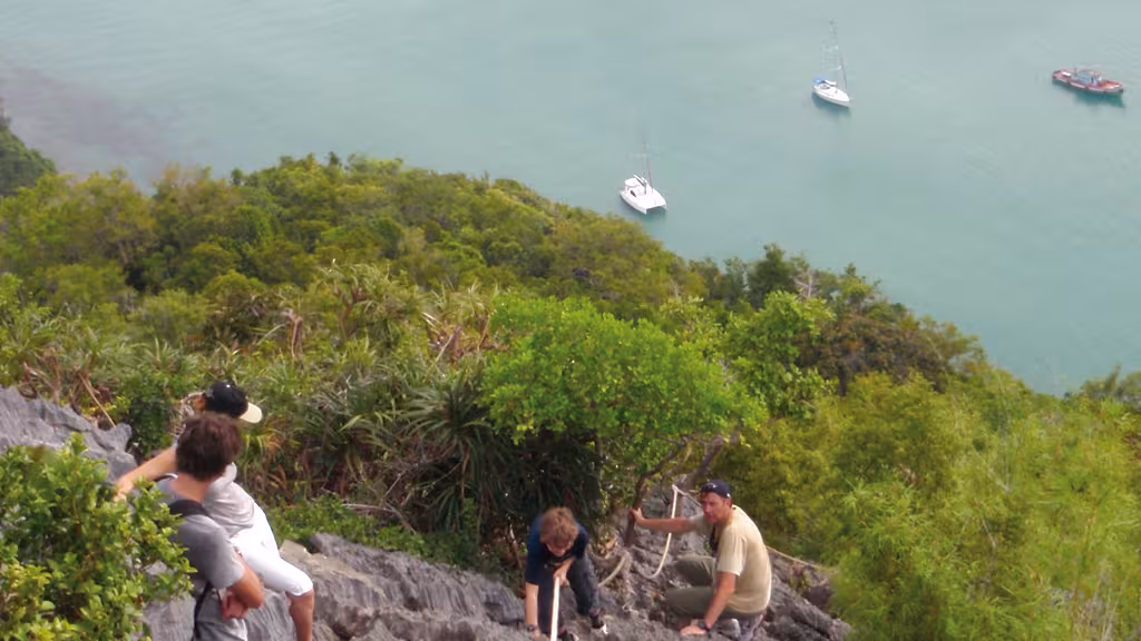 L'escalade du ponton rocher à Ang Thong : près de 300 m de dénivelé positif en 500 m. Ça grimpe dur, mais quel panorama !