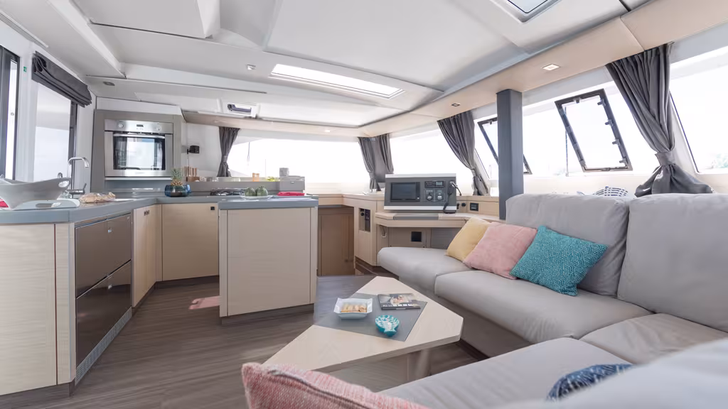 The near-disappearance of the interior dining area is the current trend with this size of boat 