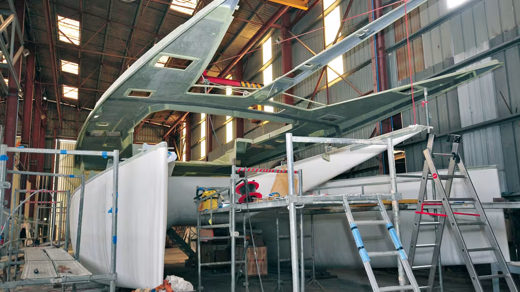 La qualité de fabrication (sandwich mousse-verre-époxy-renforts carbone en infusion et post cuisson) de ce catamaran semi custom est remarquable. 