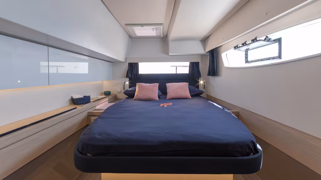 Access to the bunks, ventilation and light have all been the subject of particular attention by the interior designer