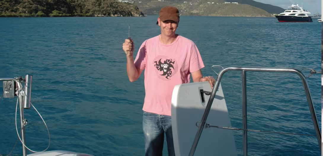 Un mouillage au bout du monde, un capot moteur ouvert et… un tournevis. Le navigateur devient bricoleur !