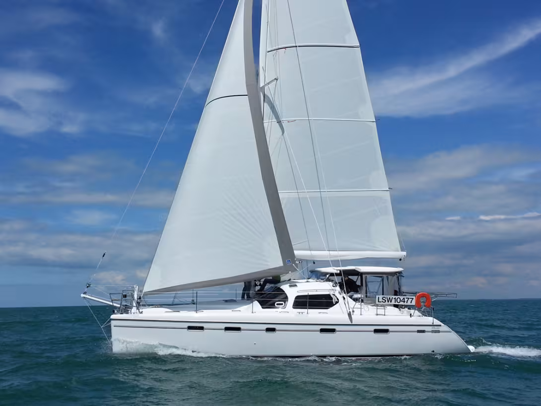 Although enormous progress has been made with integrated vertical battens (here, the Selden system with its mechanism at 90°), the possibilities of having a good sail shape and a big roach are better with a boom than with a roller mast.