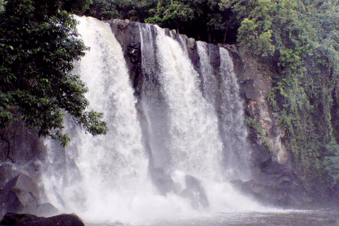 La fameuse cascade en bord de mer, qui donne son nom à la baie.