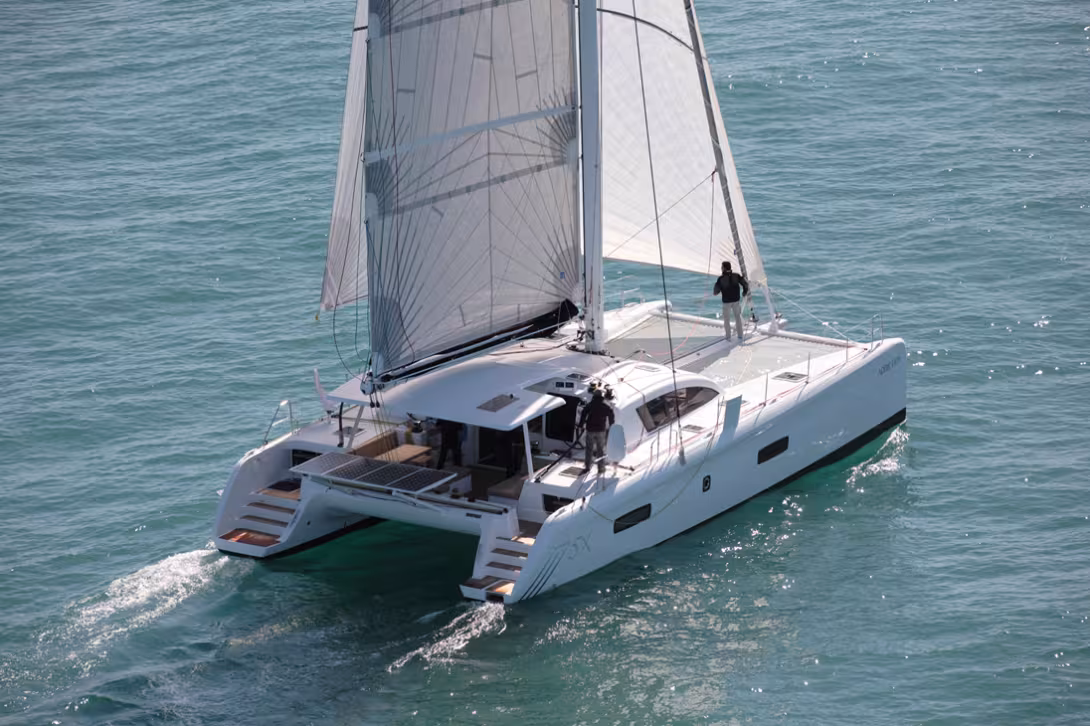 Classic deck plan As seen on this Outremer 5X, performance-oriented catamarans haven’t given in (yet?) to the temptation of a flybridge.