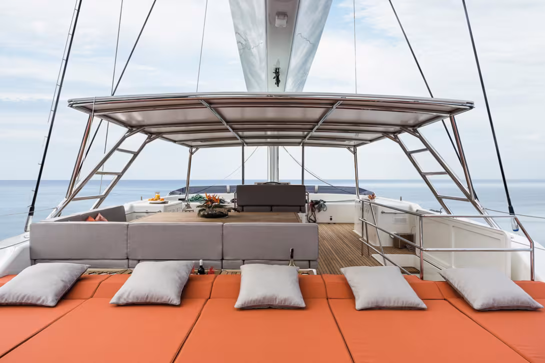 Sur le flybridge, derrière le poste de barre, on retrouve tous les indispensables à la détente : bain de soleil, barbecue, bar et une surface grandiose de 35 m².