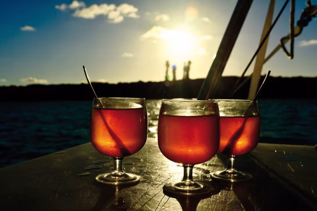 Le petit rhum au coucher du soleil, dans un lieu magique…