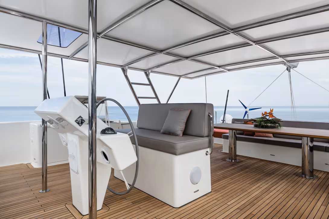 Le poste de barre situé sur le fly permet de manœuvrer entièrement le cata tout en offrant une vision idéale sur le plan d'eau. 