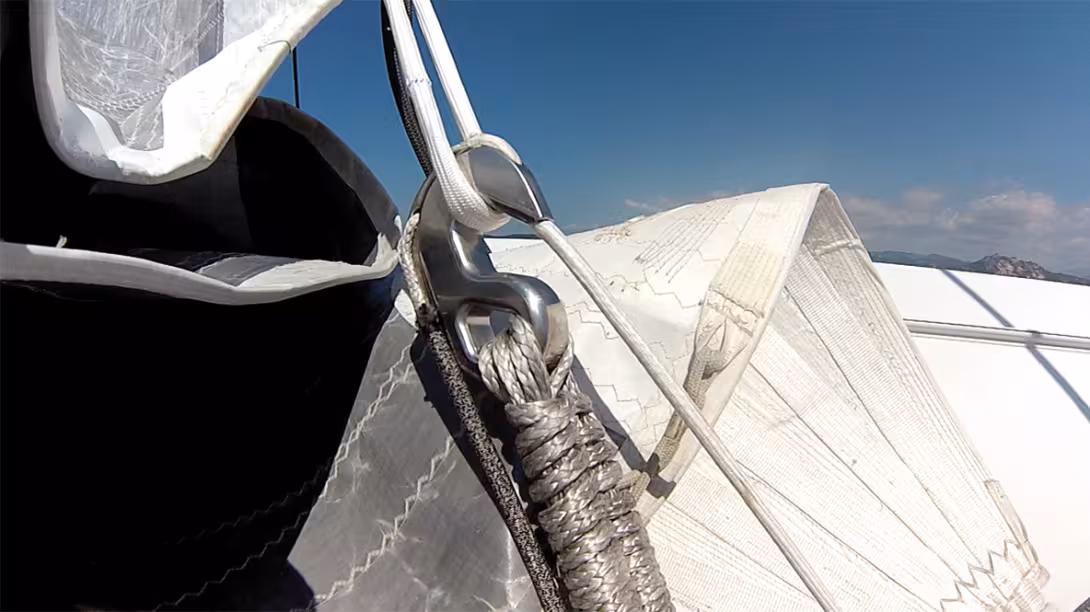 FITTINGS IN FIBER, developed and tested in the racing world, are solutions which are used a lot on our cruising boats nowadays. They allow you, for example, to fit a square-headed mainsail. 