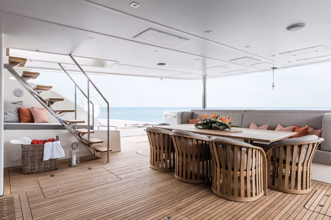 Le cockpit arrière encerclé par des méridiennes est très vaste. La cabine du skipper est dissimulée sous la banquette de la grande table. Sous l’escalier, on accède aux toilettes de jour sans être obligé de passer par l’intérieur.