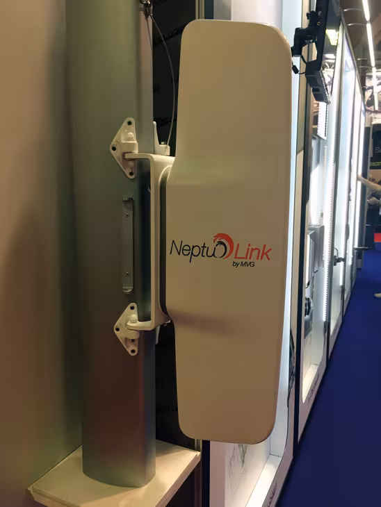 Le carénage aérodynamique de la Neptulink de MVG cache deux antennes, dont une orientée vers le bas afin d’optimiser la réception des ondes radio qui se réfléchissent sur la surface de la mer.