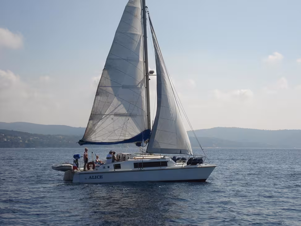 THE MAST POSITIONED WELL AFT (as on the latest generation Lagoons) is a development coming from ocean racing. Yet the Snowgoose sported a spar positioned well aft already in the 1960s…