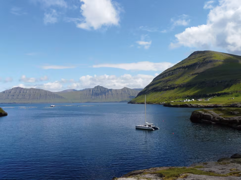 Shelter discovered with the help of the locals (there is 120 m of water, 40 m in front of the boat) 
