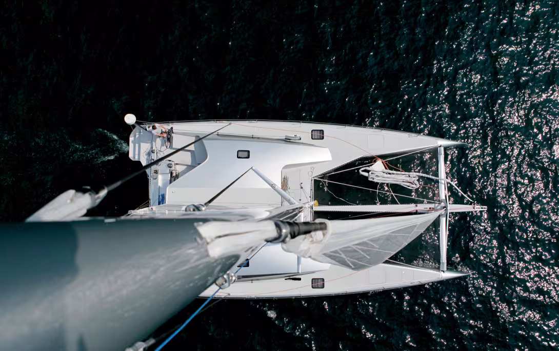 Un catamaran racé capable de vous emmener au bout du monde à des vitesses supersoniques.