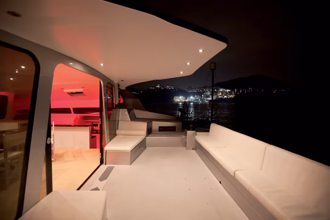 Sur ce catamaran semi-custom, le cockpit peut être optimisé pour le solitaire ou pour la régate en équipage. Dans les deux cas, les Harken 70.3 ST – électriques ou pas – se révèlent très bien dimensionnés. 