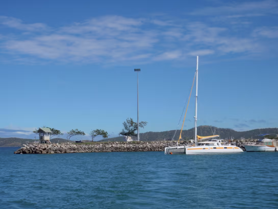 Jangada sur coffre dans l’enceinte protégée (à gauche, la guérite) du Royal Papua Yacht Club, à Port-Moresby (PNG)…