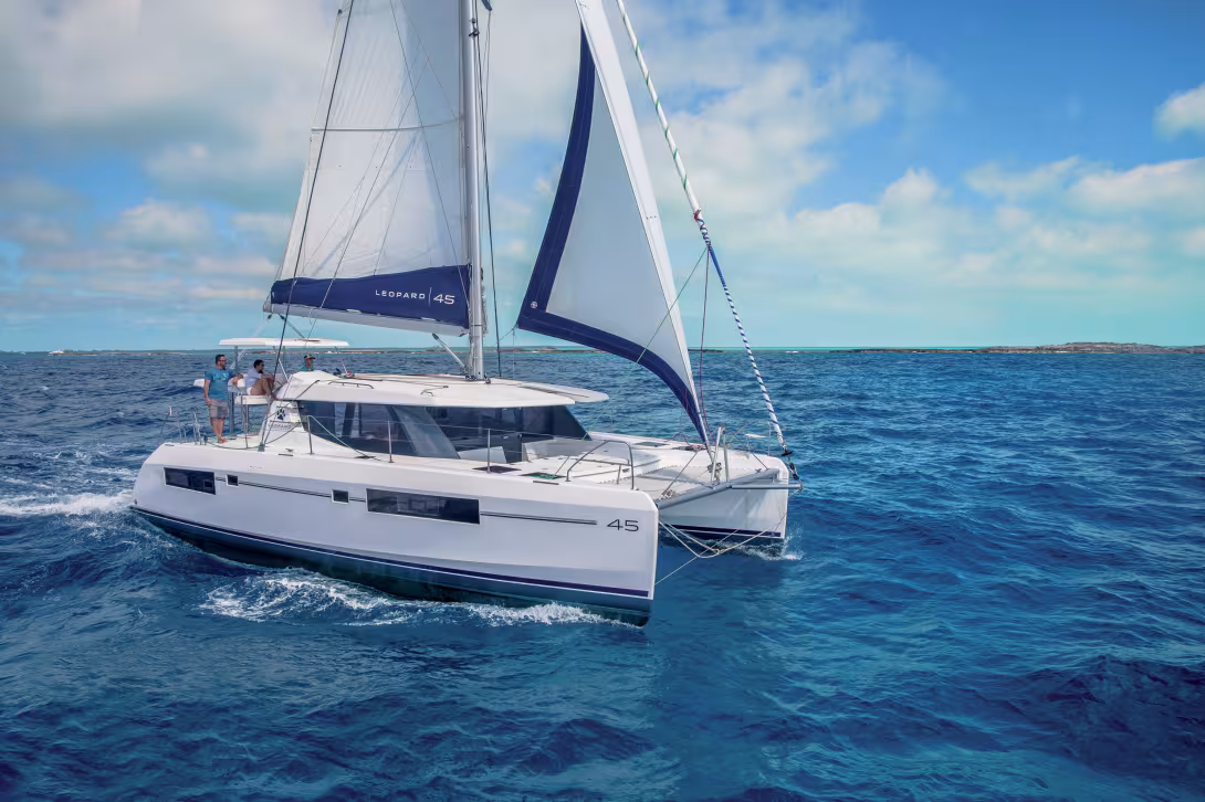 Sans perdre aucune de ses caractéristiques propres, la silhouette du Leopard 45' rejoint les tendances du design européen.