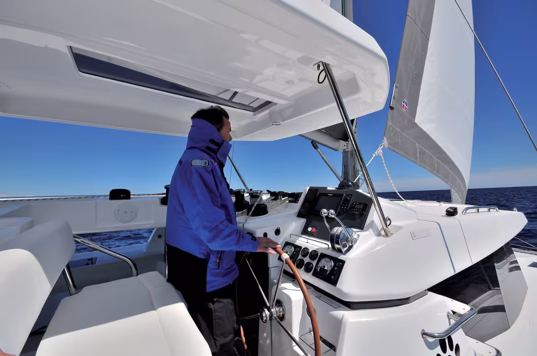 La navstation est complète et son ergonomie agréable, un winch électrique pour les écoutes de GV peut s'avérer pratique.
