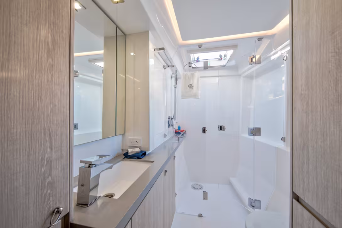 Une superbe salle d'eau moderne, lumineuse et confortable, un sans-faute !