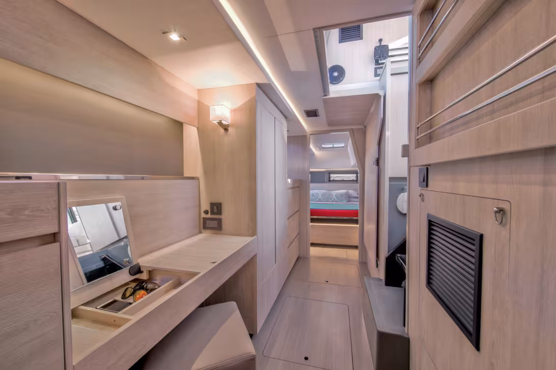 Les volumes de la coques propriétaires sont spectaculaires, le design souligné par la bonne facture des aménagements.