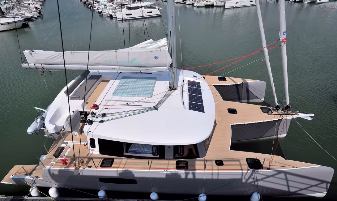 Un très grand multicoque qui repousse les limites de l'espace habitable, tout en restant agile et performant.