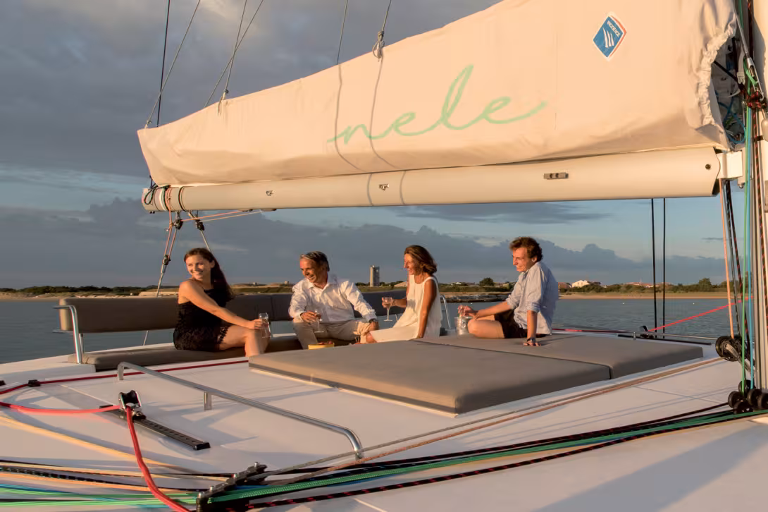 Un lounge deck réussi avec banquette et bain de soleil ; plaisir de la convivialité et point de vue spectaculaire dans de bonnes conditions de sécurité et d'accessibilité.