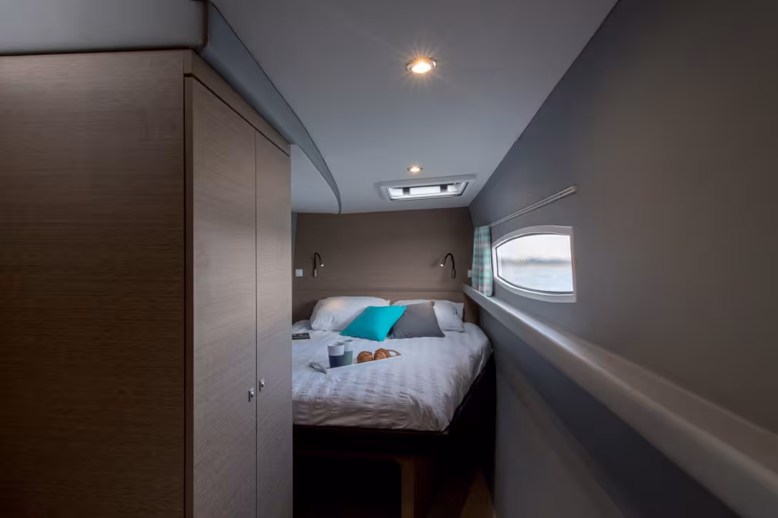 Un lit double de flotteur en cabine arrière bâbord.