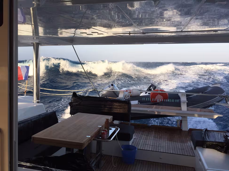 La transat n'est pas toujours une croisière tranquille : la mer a parfois ses (mauvaises) humeurs !