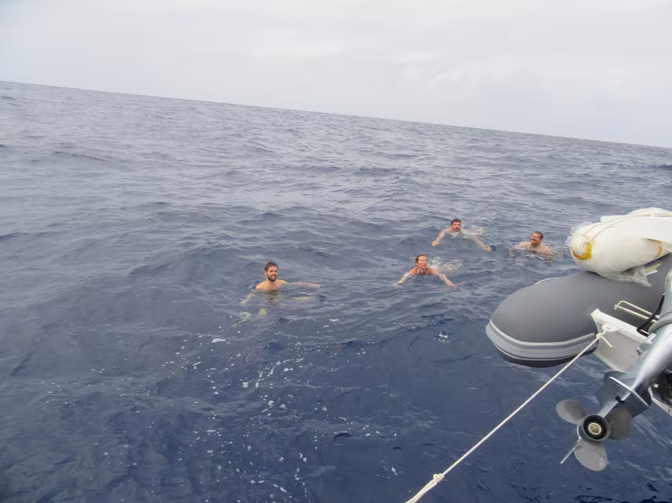 Halte baignade au milieu de l'Atlantique avec 5 000 mètres de vide sous les pieds…
