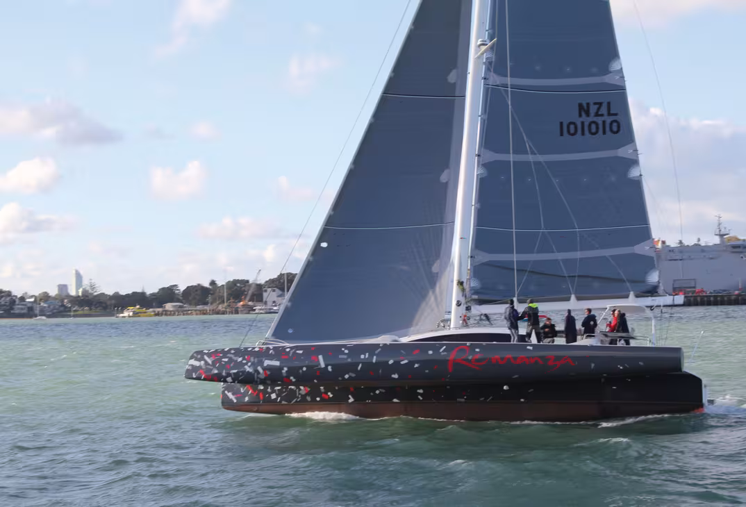 Rapido, le multicoque à deux visages ! Il sait aussi être sage, mais pas question de passer inaperçu au mouillage !