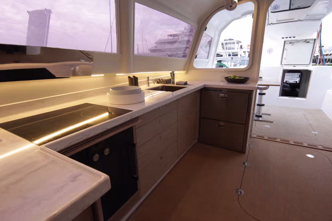 La continuité de l'accessibilité est un point fort du Rapido ; au fond du cockpit, l'accès à la cabine arrière.