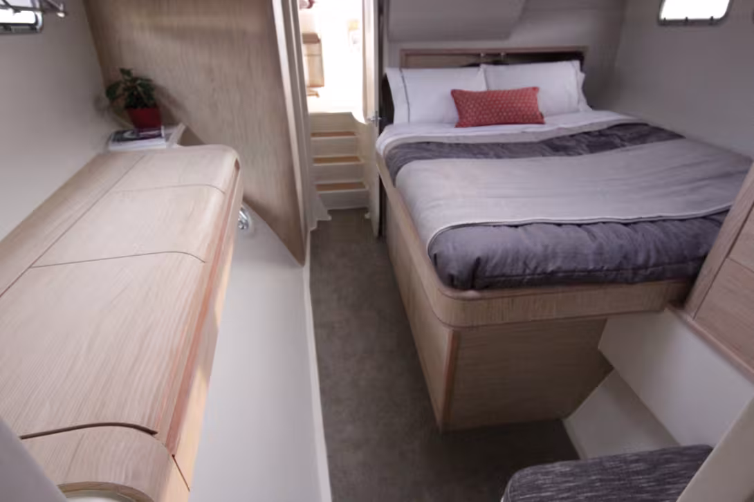 La cabine avant de ce trimaran est spectaculaire ; les accords de matière (ici, Romanza), le design et la perfection du composite apparent témoignent d'un goût très sûr et d'une finition exigeante !