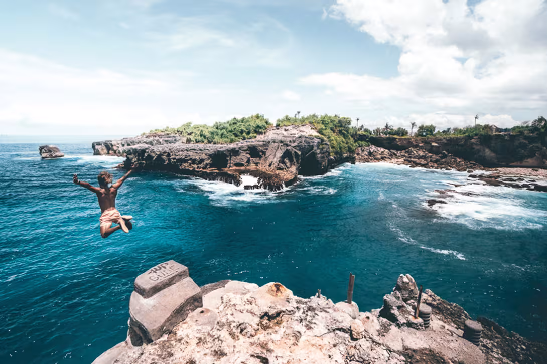 Si le cœur vous en dit : il y a 13 m pour sauter du Blue Lagoon…