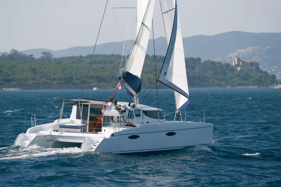 Not too heavy, well-canvassed and with a reduced wetted surface area, the Mahé 36 is quite fast under sail.