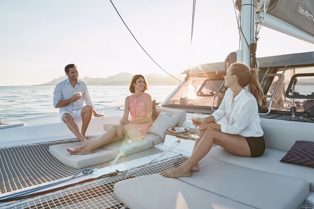 The restyled 2017 version unveils a relaxation-sunbathing area with a smart bar-table