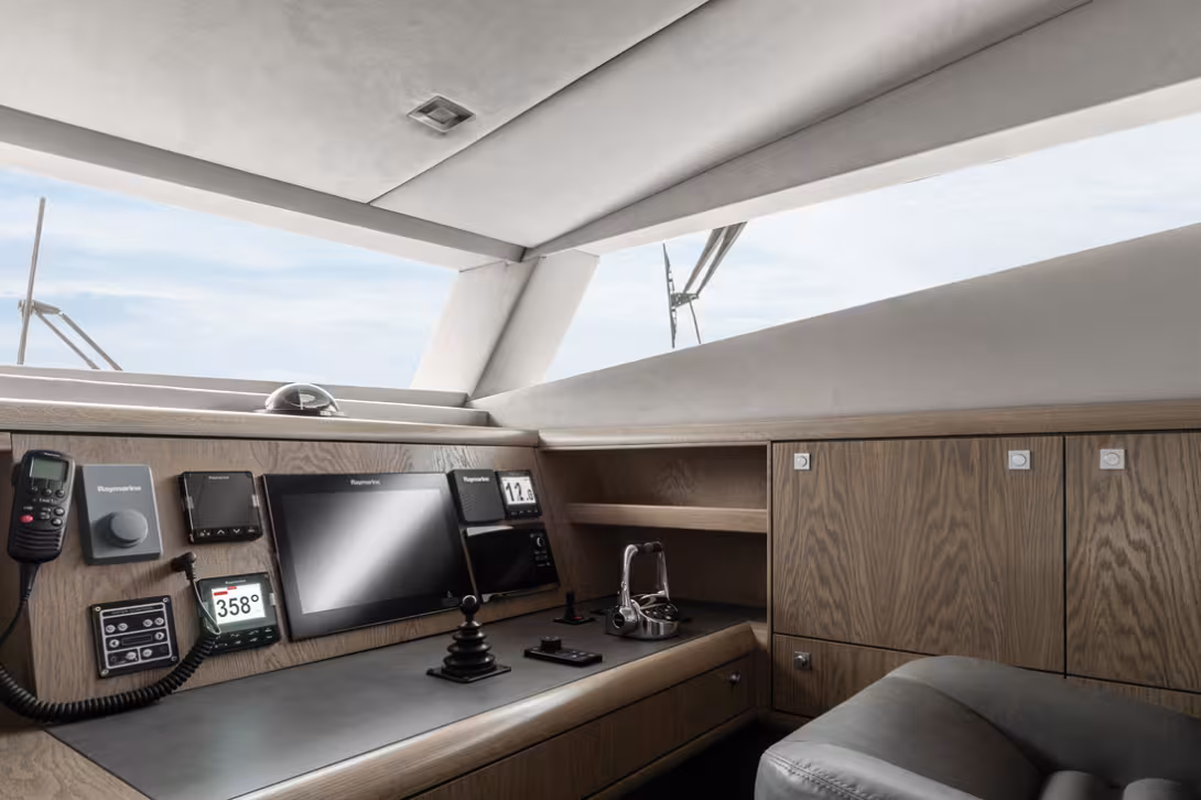 The cockpit interior offers a good view forward across the water. From here, you can handle the boat while staying warm during night watches. 