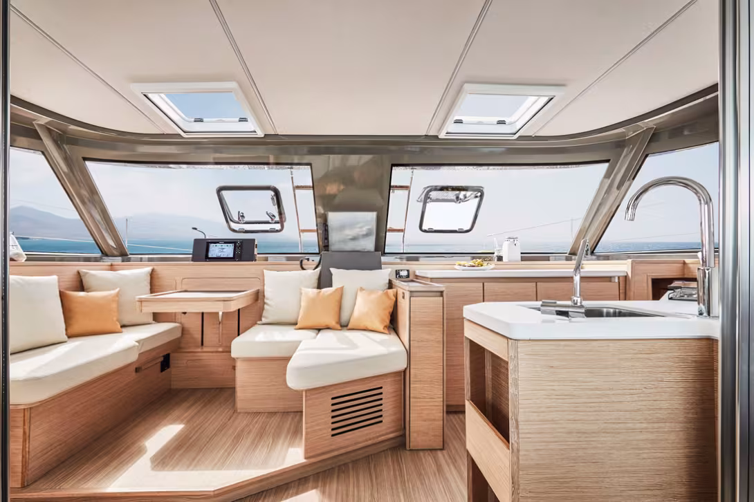 The new cabinetry demonstrates the rigorous assembly requirements and perfectly serves the style concocted by Bavaria -Nautitech and Stéphane Roséo 